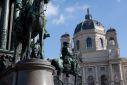 Denkmal vor Naturhistorischem Museum