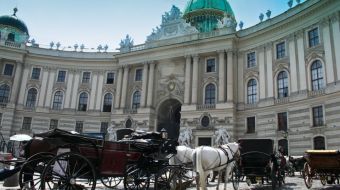 vor der Hofburg